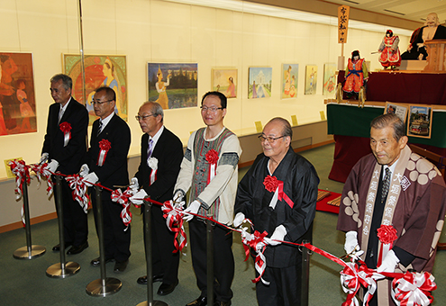 後藤仁氏=右から3人目=と後藤大秀氏=同2人目=も出席した特別展のオープニングセレモニー