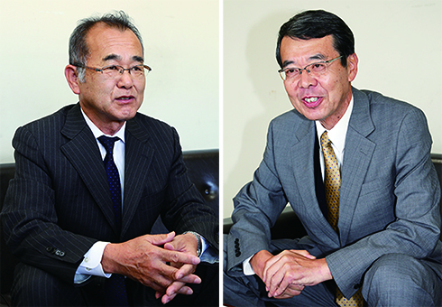 赤穂市長選への立候補を表明している=左から=明石元秀氏と牟礼正稔氏