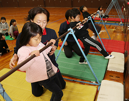 冬休みを利用して逆上がりに挑戦した鉄棒教室