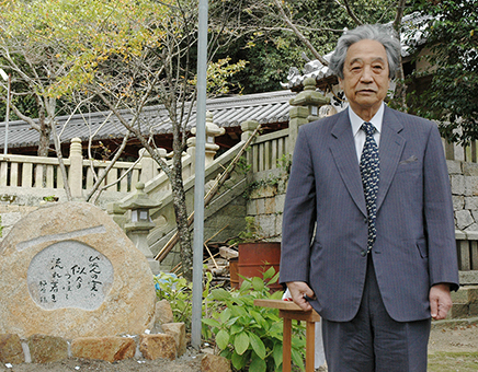 秦河勝を詠んだ句碑「ひょんの実に似たるうつぼで流れ着き」の除幕式で大避神社を訪れた梅原猛氏=2006年