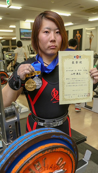 ベンチプレス女子63キロ級でジュニア日本新記録で優勝した山野舞花さん