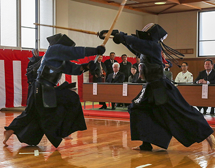署員らが日頃の鍛錬成果を披露した術科始め式