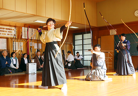 今年一年の精進を誓って弓を引いた新春初射会