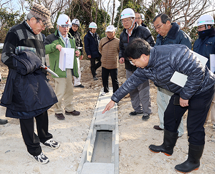 メガソーラー施設建設現場を視察する関係者