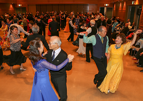 約200人が参加した新春ダンスパーティー