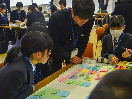 情報通信技術の正しい利活用について意見交換した「高校生ICT千種川サミット」=赤穂高校提供