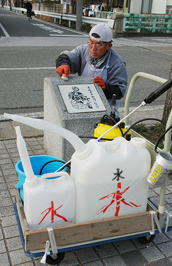 四十七士石碑を清掃奉仕する米野さん=2007年2月4日撮影