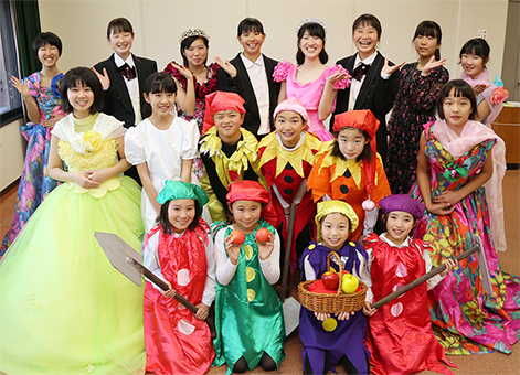 定期演奏会でオペレッタ「白雪姫」を上演する赤穂市児童合唱団のみなさん