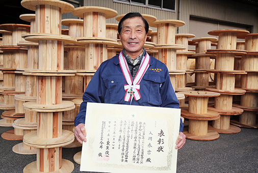 赤穂市で初めて交通栄誉章「緑十字金章」を受章した入潮泰吉氏