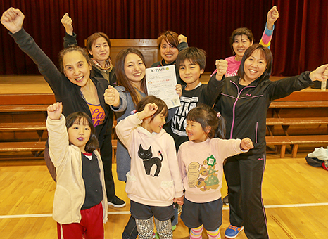 「子ども連れで気軽に参加を」と呼び掛けるM―ZUMBAサークルのみなさん