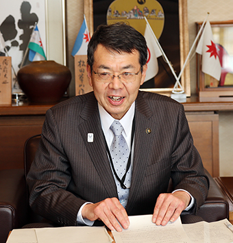 1期目となる2019年度当初予算案を発表する牟礼正稔市長