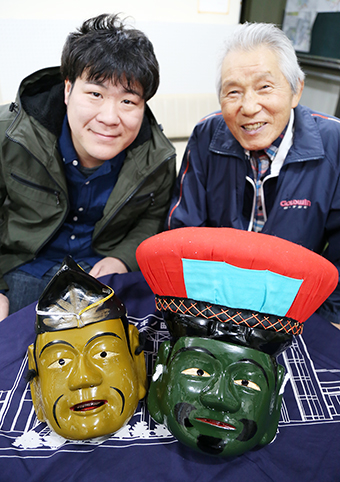 恵比寿面と大黒面を自分たちの手で完成させた山本俊郎会長と小川剛さん