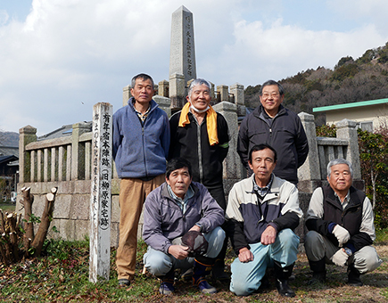 明治天皇駐輦記念碑の周辺景観を整備したみなさん=文化財保護連絡員提供