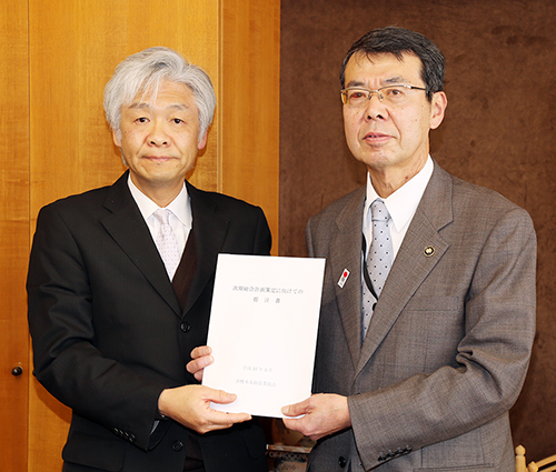 次期総合計画策定に向けての提言書を牟礼正稔市長に手渡す中村剛委員長(左)
