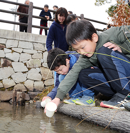 「元気に育って」とホタルの幼虫を放流した子どもたち