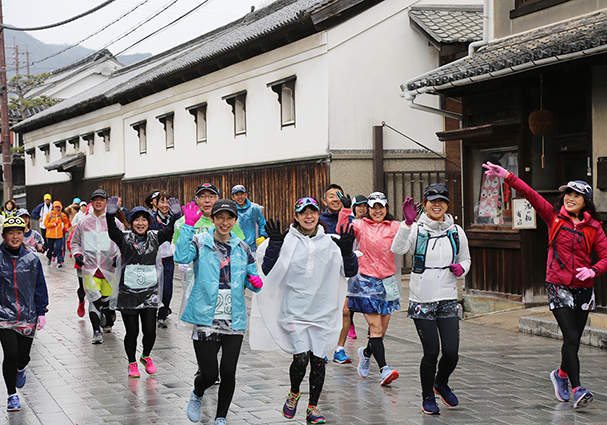 白壁の町並みを笑顔で走った坂越浦マラニック大会