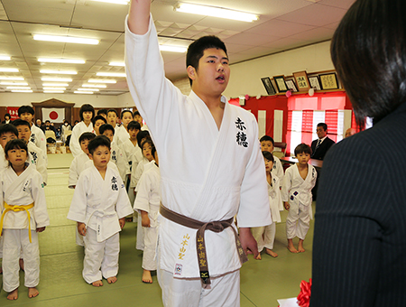 赤穂柔道スポーツ少年団50周年記念大会で選手宣誓する山本由聖君