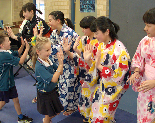 現地小学生との音楽交流会も行った演奏旅行=赤穂市児童合唱団提供