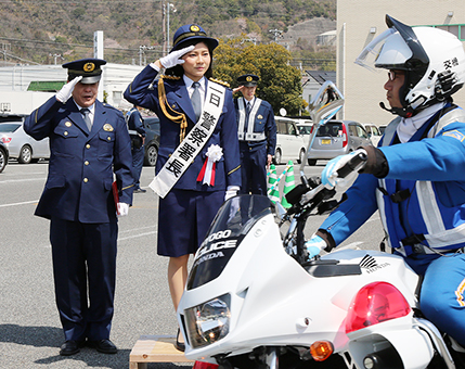 義士娘を一日署長に迎えた発隊式