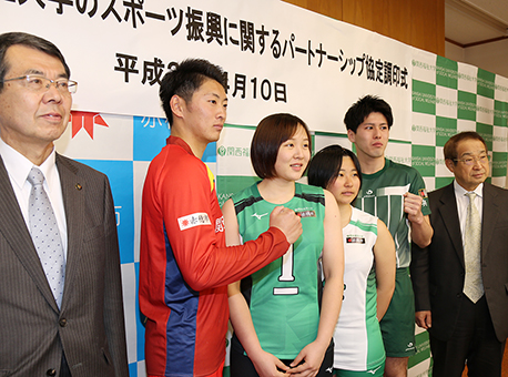 市名・市章入りユニフォームも披露された赤穂市と関西福祉大学のスポーツ振興パートナーシップ協定調印式
