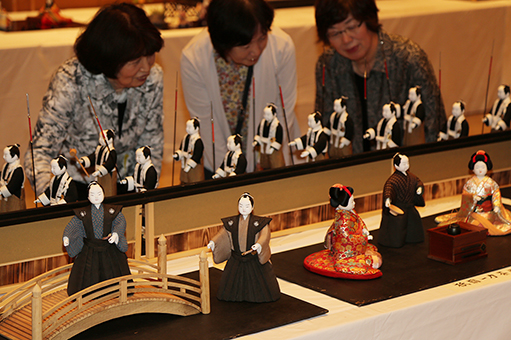 きめこみ人形の力作が並ぶ作品展