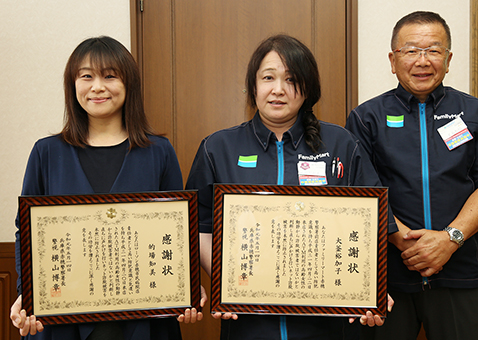 詐欺被害を防いで署長感謝状を贈られた的場知美さん(左)と大釜裕加子さん。右はファミリーマート赤穂警察署前店の鞍谷精紀オーナー