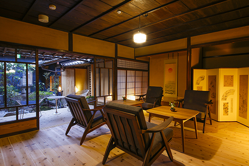 古民家を改修再生した「加里屋旅館Q」のロビー=三晃商事提供