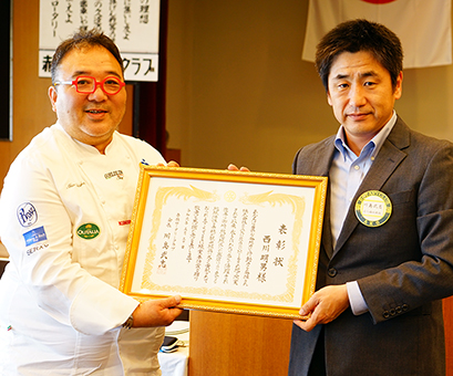 川島武志会長(右)から職業奉仕賞を贈られた西川明男さん=同クラブ提供