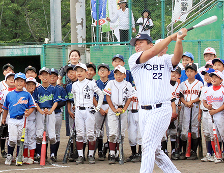 元プロ野球選手らが手本を示した少年野球教室
