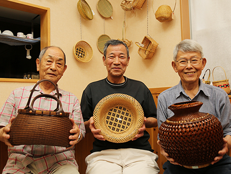 竹細工展を開催中の=右から=福田浩信さん、鵜尾憲治さん、田原勝義さん