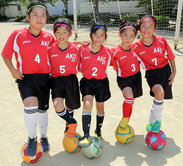 「一緒にサッカー楽しもう」と入団を呼び掛ける赤穂サッカー少年団SSDの女子団員