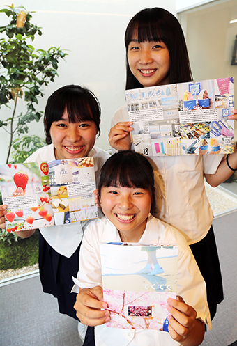 「てくてくAKO」第2号を編集発行した女子高校生3人