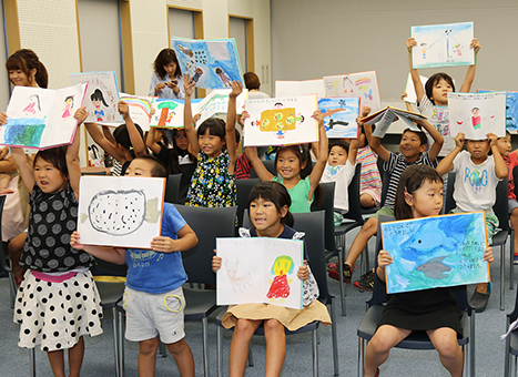 子どもたちの自由な発想が光った手作り絵本教室