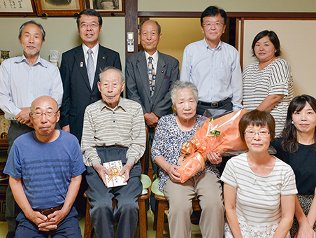 最高齢夫婦の中谷利男さん・浪子さん夫妻=前列中央=赤穂市提供