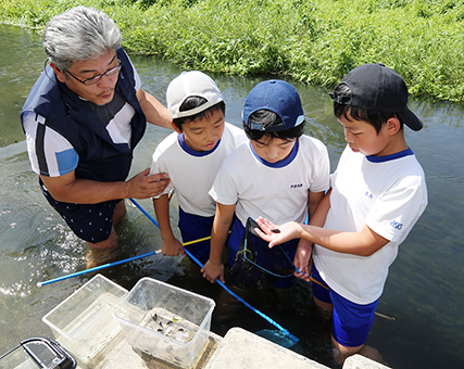 今年も子どもたちが参加して行われたライオンズクラブの水生生物調査