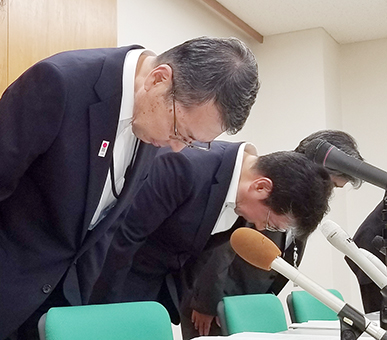 職員逮捕を受け、記者会見で謝罪する市幹部
