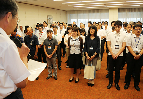 牟禮正稔市長の訓示を神妙に聞く市職員
