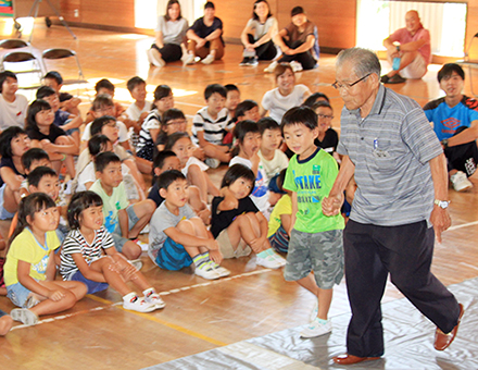 小学生と高齢者が一緒に学んだ交通安全教室