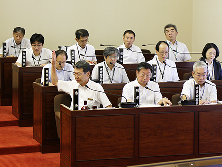 本会議の冒頭に謝罪発言へ向かう牟禮正稔市長