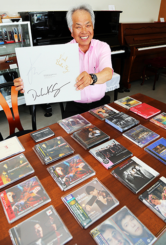 樫本大進さん関連のCD、レコードを展示しているドレミ楽器の富島勝則社長