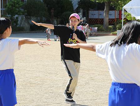 運動会へ向けて母校の子どもたちにダンスをコーチするMisakingさん