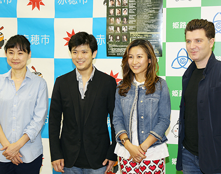 ル・ポン国際音楽祭の開幕を前に記者会見で共演者とともに笑顔で撮影に応じる樫本大進さん=左から2人目