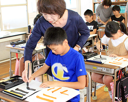 児童たちが書道に取り組んだ伝統文化わくわく体験教室