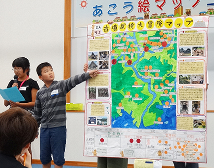 最優秀賞になった作品を発表する陰山莉世さん、仁君