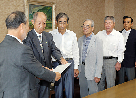議員定数削減を求めて要望書を提出した赤穂市自治会連合会