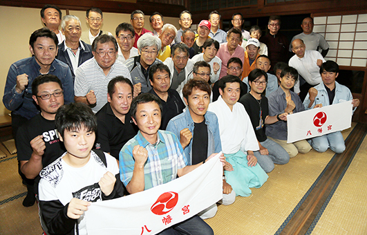 57年ぶりに3基すべてを担いで神輿巡行を復活させる赤穂八幡宮の氏子のみなさん