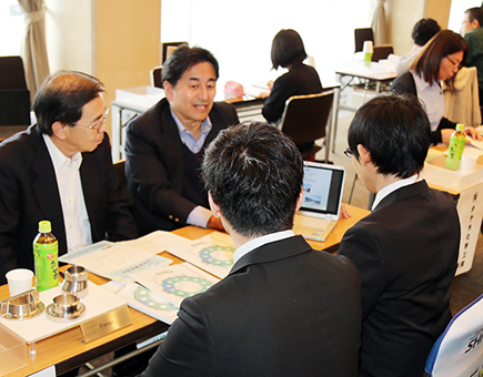 地元事業所と求職者が面談した「あこう就職フェア」