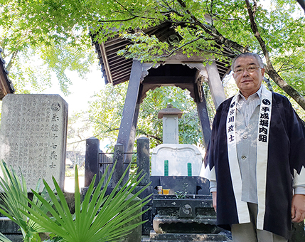 堀内伝右衛門が建立した義士遺髪塔と宮川政士さん