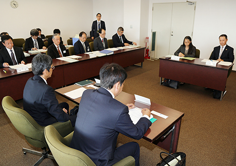 冒頭のみ公開された外部有識者による検討委員会の初会合