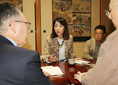 元禄赤穂事件の登場人物について取材する玉岡かおるさん